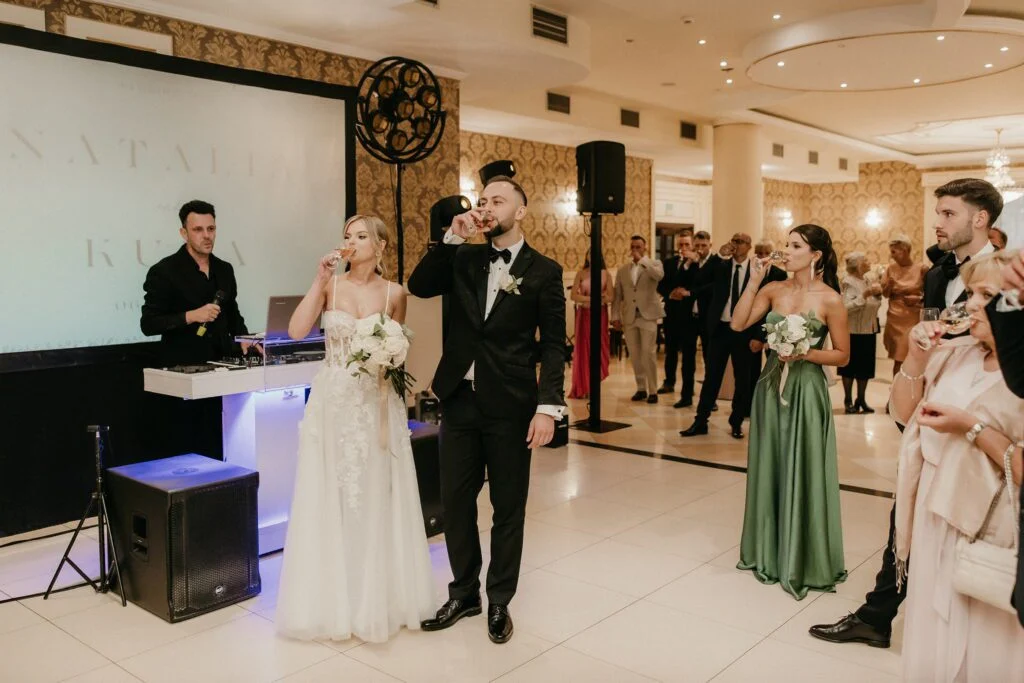 Para młoda wznosi toast podczas wesela i przyjęcia