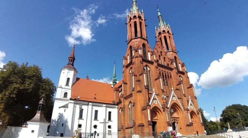 Archikatedra Białostocka – zabytkowa atrakcja w sąsiedztwie obiektu Dworek Tryumf.