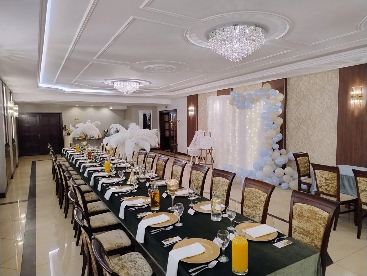 Dekoracja sali na chrzciny w obiekcie Dworek Tryumf z eleganckim nakryciem stołu.