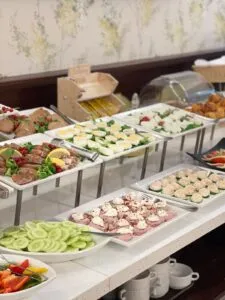 Duży wybór propozycji na śniadanie w hotelu Tryumf: bufet z wędlinami, jajkami, rybami i warzywami.
