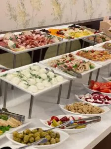 Śniadaniowa bufet hotelu Tryumf z dużym wyborem propozycji