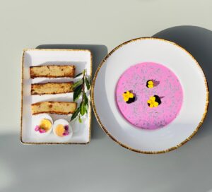 Eleganckie danie z jajkiem i zupą, idealne na wyjazd grupowy