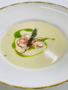 Kremowa zupa szparagowa z zieloną oliwą i czerwoną nitką chili