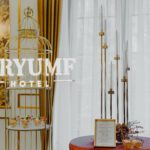 Elegancka dekoracja weselna w Dworku z napisem TRYUMF HOTEL