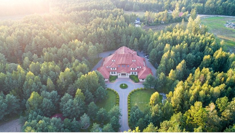 Luksusowa willa otoczona lasem, widok z lotu ptaka
