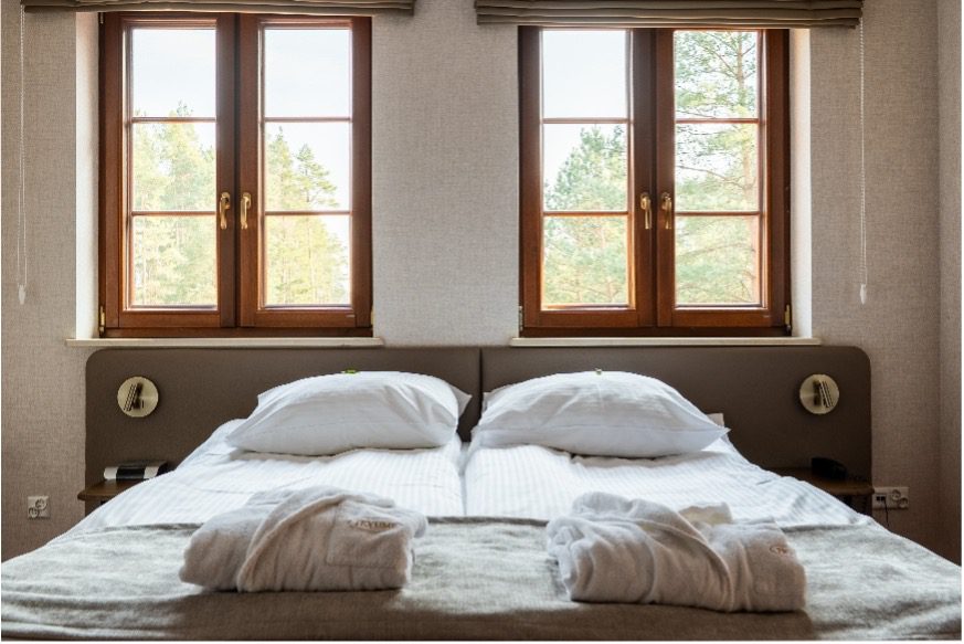 Podwójne łóżko w hotelu z widokiem