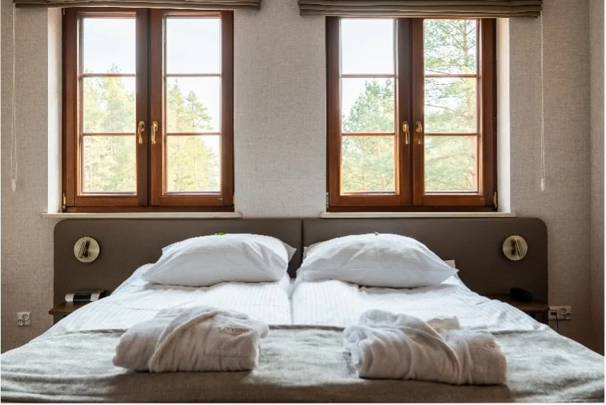 Podwójne łóżko w hotelu z widokiem 
