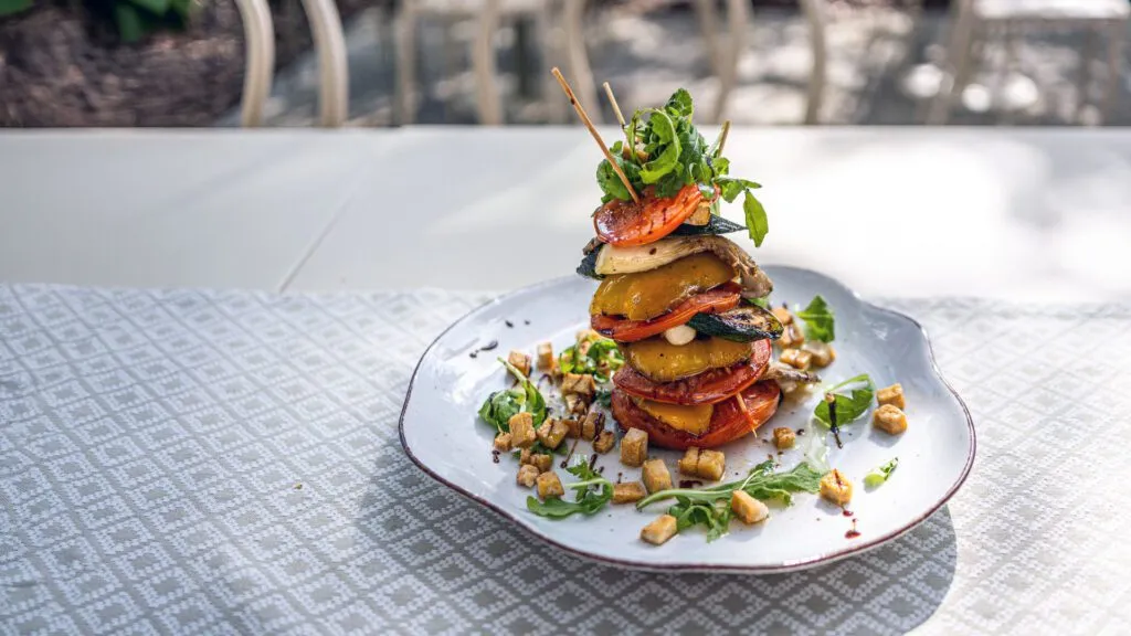 Wieża z grillowanych warzyw serwowana w restauracji Dworek Tryumf.